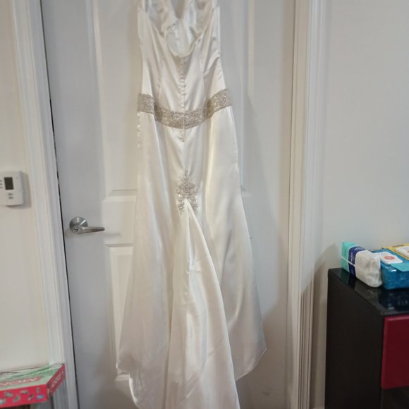 Gorgeous beautiful shape used Galina Signature Wedding gown Ivory, halter Size 6 - Picture 5 of 11